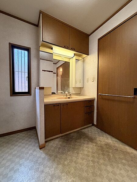 広々とした洗面室で、慌ただしい朝でもスムーズに身支度できます