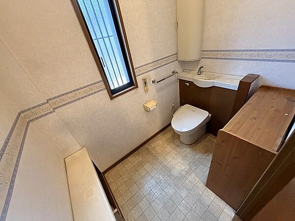 トイレも広いので圧迫感無く使用できます　温水洗浄機能と手洗い器付き