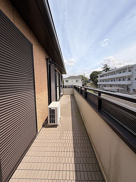 2階全居室から出入り可能　洗濯物やお布団を干すのもラクラクです