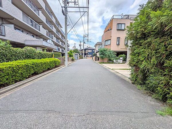 周辺には金融機関やお買い物施設のある生活利便性の良いエリア