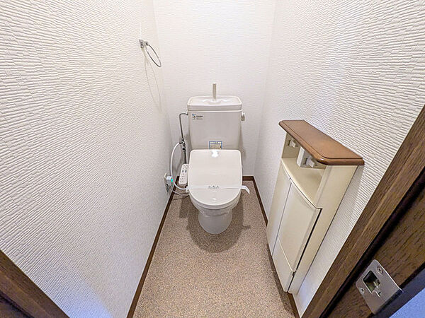トイレは快適な温水洗浄機能付き