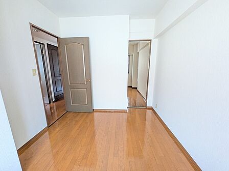 約5帖の洋室 クローゼットの扉には全身鏡が付いています