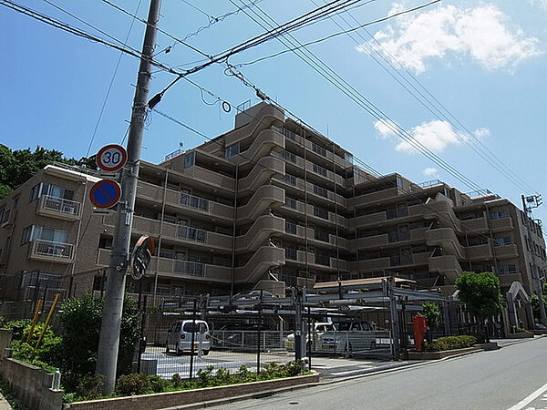 ゆったりとした敷地にタイル張りの建物をL字型にレイアウト