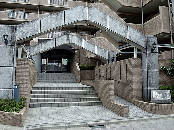 両サイドに緑を配し、2つのシンボリックなゲートを設けたエントランス　傍らにスロープも設けた優しい設計です