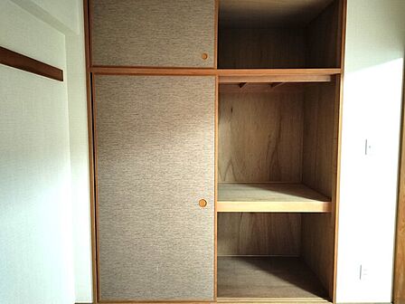 押入れタイプの収納には寝具などの大きな荷物もスッキリとしまえます