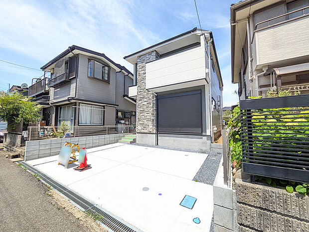 南東側道路につき、明るい日差しが室内へ降り注ぎます