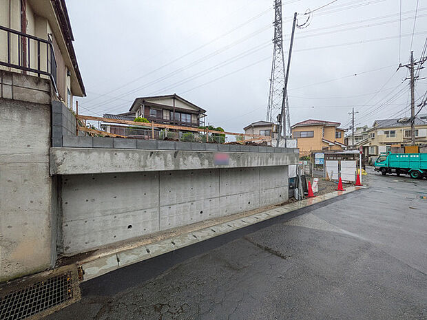 幅員約5.7mの南東道路に接道、西側にも接道道路ございます