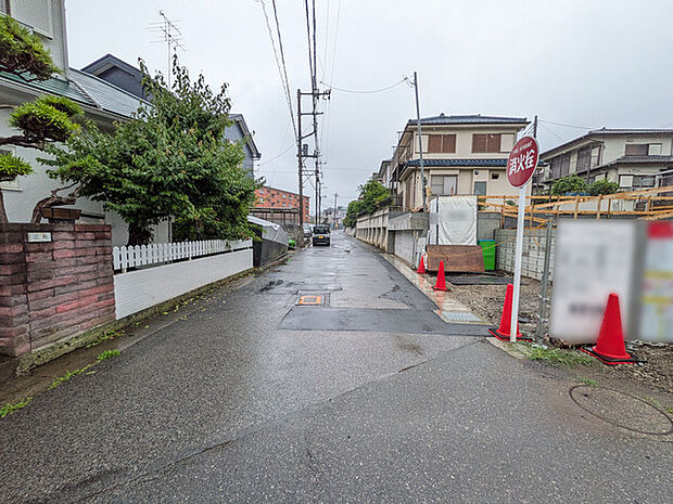 幅員約5.7mの南東道路に接道、西側にも接道道路ございます