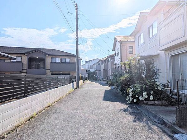 前面道路は通り抜け不可・物件前が行き止まり　近隣住民以外の通行がほぼ無い、落ち着きのある住環境です