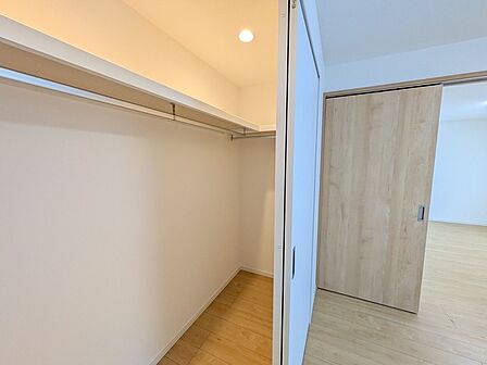 多くの衣類が収納可能なウォークインクローゼット