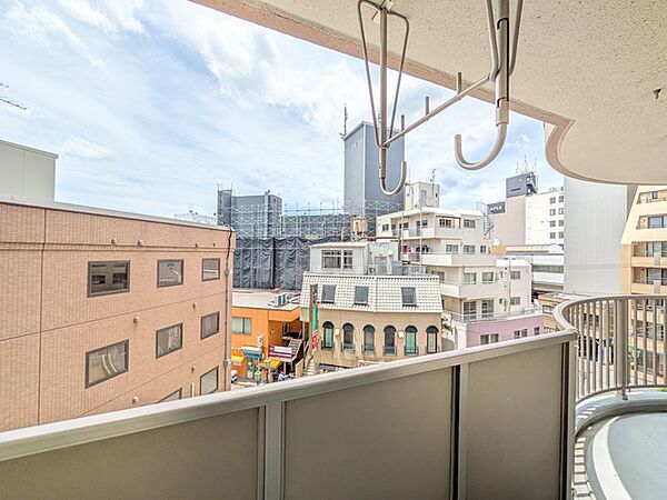 バルコニーからの眺望　市街地ですが、5階につき陽当たり良好です◎