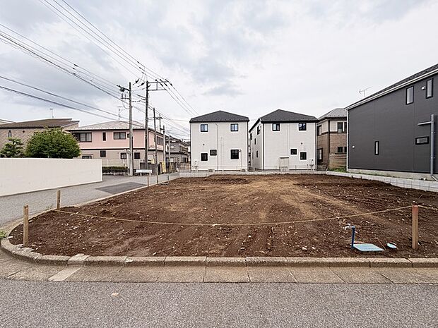角地・北東側幅員約6mの公道と北西側幅員約4.9mの公道に接道