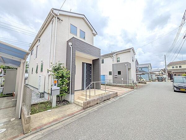 玄関前階段には手摺が付いて安心◎