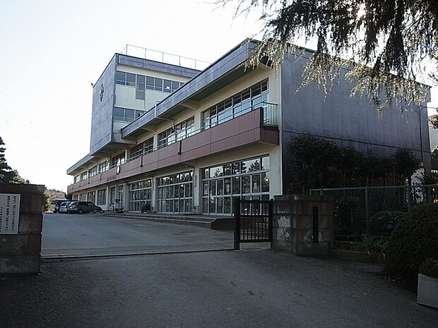 八千代市立勝田台中学校950m徒歩12分