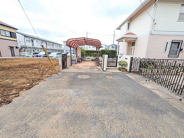 前面道路は通り抜け不可 車の通行がほぼ無い落ち着きのある環境です