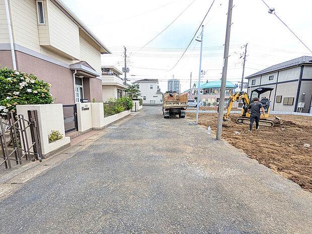 大型商業施設や教育機関が徒歩圏内に揃う、ファミリー世帯にも優しい住環境です