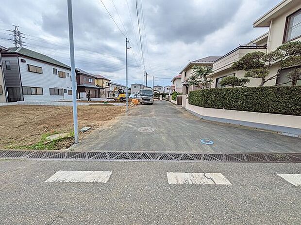 北西側道路は通り抜け不可 車の通行がほぼ無い落ち着きのある環境です
