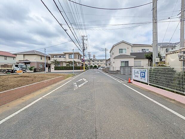 大型商業施設や教育機関が徒歩圏内に揃う、ファミリー世帯にも優しい住環境です