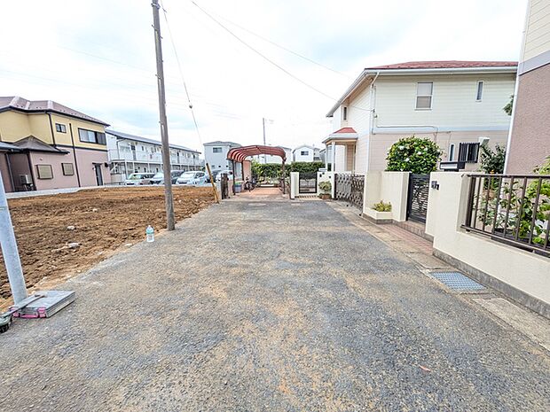 前面道路は通り抜け不可　車の通行がほぼ無い落ち着きのある環境です
