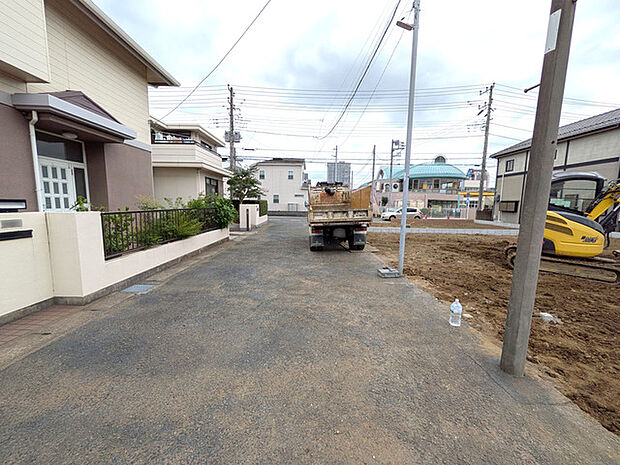 大型商業施設や教育機関が徒歩圏内に揃う、ファミリー世帯にも優しい住環境です