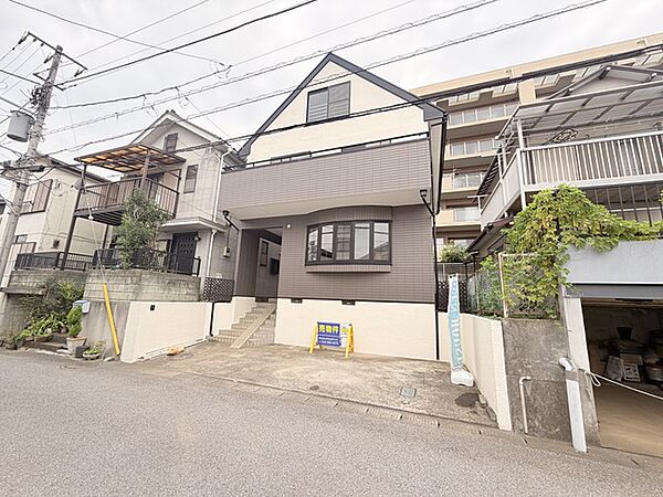 南東側道路に接道　前面に高い建物が無く陽当たり良好です