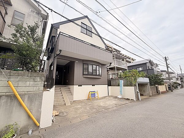 前面道路よりも高い位置に建てられているため、外からの視線が届きにくくプライバシー性の高い住宅