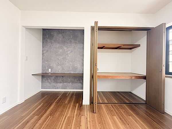 クローゼットには寝具などの大きな荷物も収納できます　収納としても使用できるカウンター付き