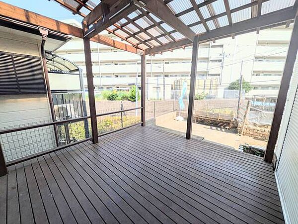 開放的なウッドデッキは屋根が付いているので洗濯物を干す際も安心です