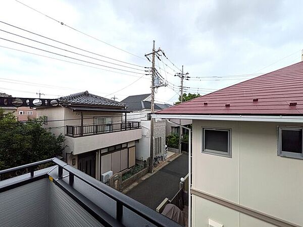 前面は住宅が建ち並ぶ閑静な街並み