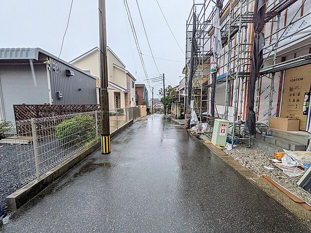 建物裏には志津自然園が広がっています