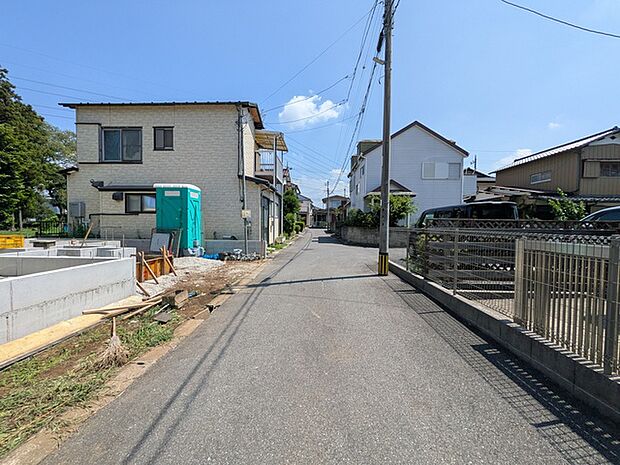 建物裏には志津自然園が広がっています