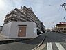 外観：エントランス側には歩道があり安心