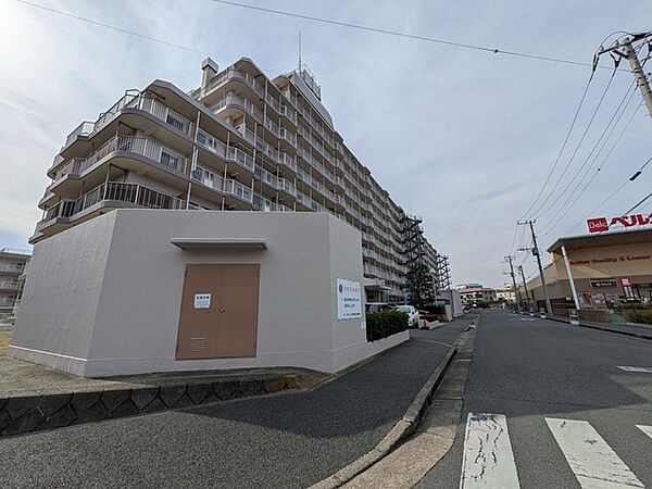 エントランス側には歩道があり安心