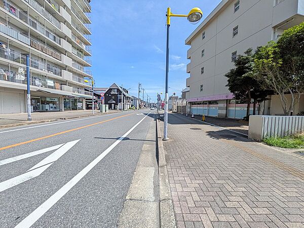 駅までは広い歩道が続いているので安心です