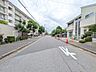 周辺：前面道路は見通し良好　ファミリー世帯も暮らしやすい環境が整っています