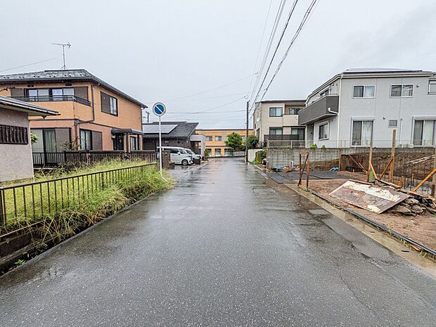 前面道路は幅員約6mで車の出入りも楽々