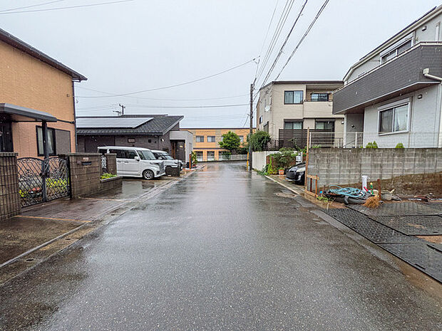 前面道路は幅員約6mで車の出入りも楽々
