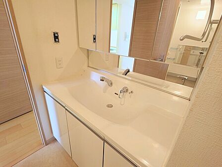 お掃除が簡単なフラットタイプの洗面化粧台