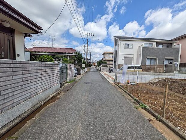 駅までの道のりにスーパーとドラッグストアがあります