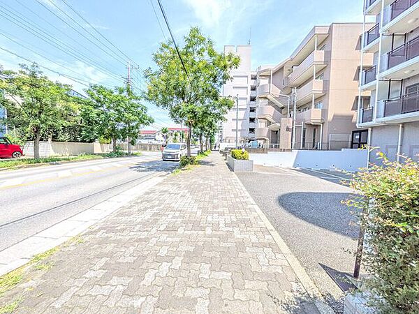 駅までの道のりは歩道が整備されており安心です