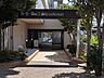 玄関：緑に囲まれたエントランス
