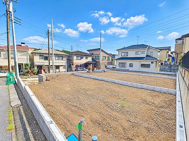 前面道路より高い位置に建物を配置するため、開放感が生まれます 外からの視線も気になりません