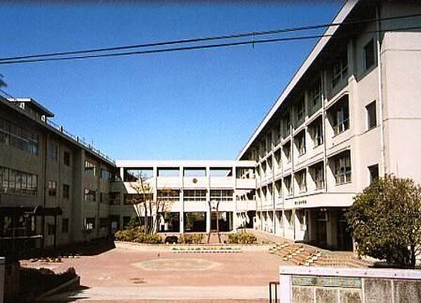 甲府市立北中学校 850m