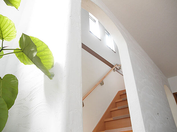 漆喰を使った室内とやさしいRの下がり壁を採用。直線ばかりになりがちな住まいの設計ですが、天井からの下がり壁等をなめらかな曲線にすることで、室内の雰囲気がよりやわらかくなります。