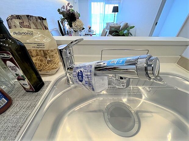 浄水器。 キッチンには浄水器を標準装備。最近は水を飲むという場面以外にも料理で使用したり、野菜を洗う場合もキレイな水で洗いたいという人が増えてきています。