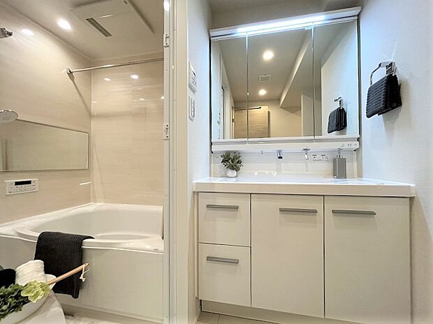 白を基調とした明るい洗面室。広く見せる効果もあります。玄関から近い距離なので帰宅時の手洗い・うがいもすぐ済ませられて大変便利です。清潔感のある空間は日々の暮らしを上質なものにしてくれますね。