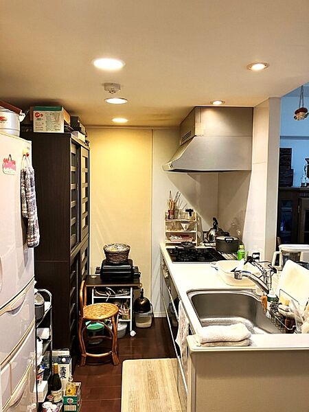 3口コンロ・グリル付きの対面式キッチンです！