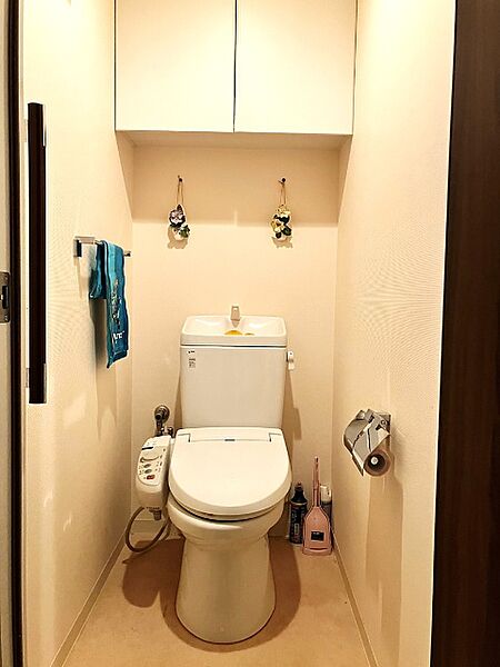 トイレは上部に収納がありすっきり整理できます♪