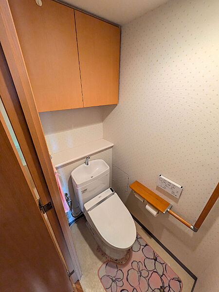 温水洗浄便座付きトイレです