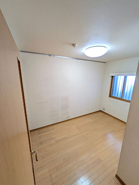 約5.1帖の洋室です